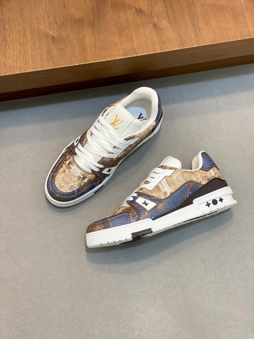 💰900 LV TRAINER python pattern sneakers for men are shipped. The early version of the LV Vuitton World official website is made of gorgeous python pattern stitched together in different parts. Creative inspiration drawn from retro basketball shoes continues the classic style and incorporates colorful natural patterns to create this new sneaker. The side is decorated with the Vuitton logo, the tongue and heel are decorated with LV letters, and the classic rubber outsole is decorated with Monogram flowers. Needless to say, the comfort of Lujia's shoes is very masculine! Completely packaged! Size: 39-40-41-42-43-44 standard leather shoe size (38/45/46 can be customized and does not support returns or exchanges)